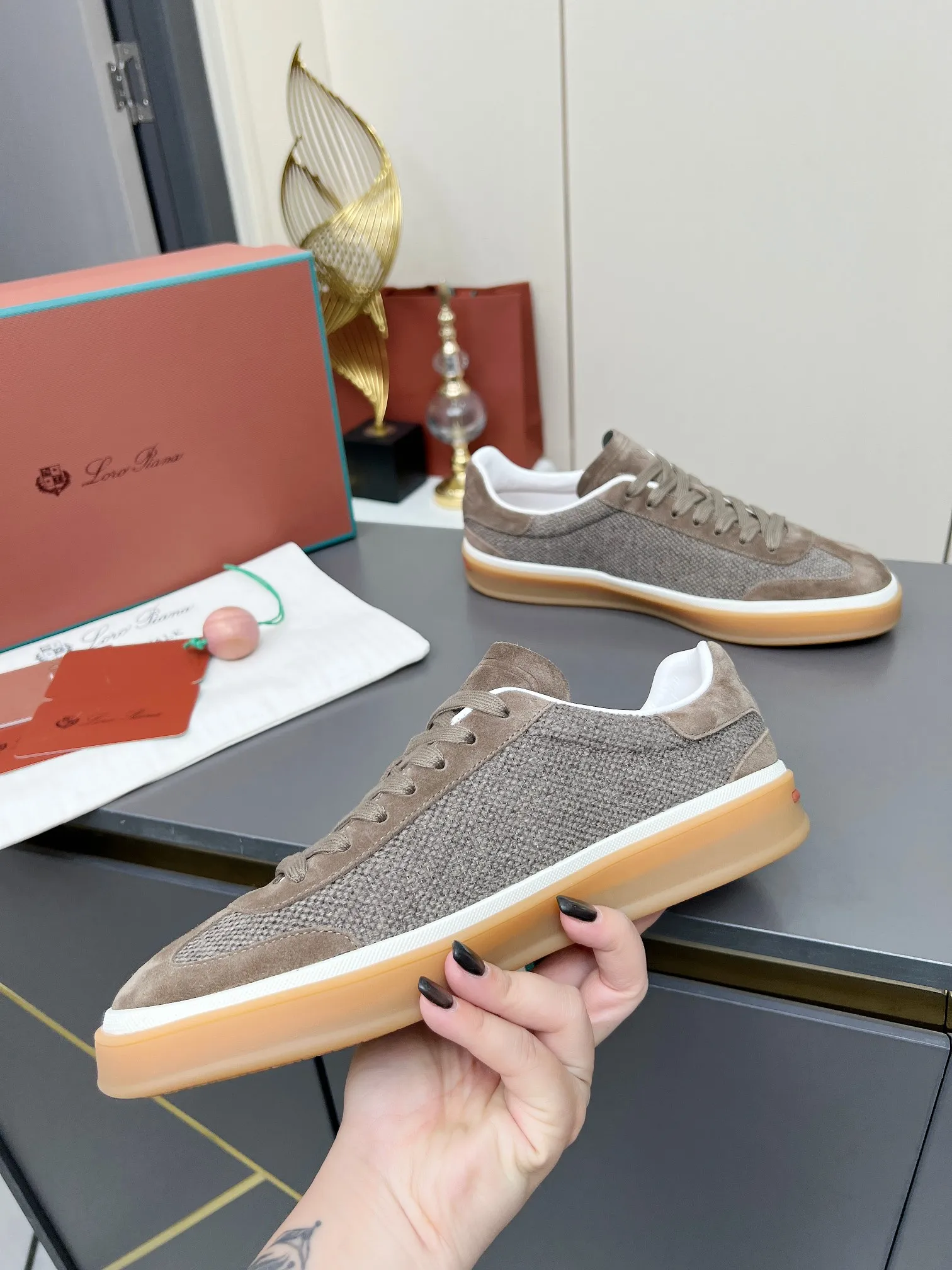 Men's shoes 💰600 purchasing agent, high version 🦅⛳️ Italy [Loro Piana] Tennis walk series LP couple's moral training shoes casual sports shoes sneakers 🎁🎁 Original purchase development and production This new suede tennis shoe adopts an ultra-low design, suitable for wearing all year round 👫👫 The wrapped sole creates an effortlessly attractive color combination that harmoniously blends functionality with understated style, making it the ideal shoe for urban wear. Soft calfskin tongue with Kummel color insert at the heel, cotton lace upper with embossed LP logo, cowhide suede sole, rubber-lined calfskin ✦ Upper: special linen ➕ eco-friendly cowhide ✦ lining: cowhide lining ➕ cowhide insole ✦ sole: original molded TPR ultra-light outsole ✦ packaging: original complete package ✦Female size: 35--40 ✦Male size: 39--45